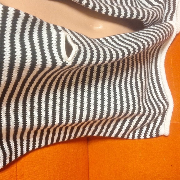 Black a white stripped scaf with the wooden buttons - Picture 4 of 6